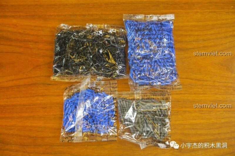 Các túi mảnh ghép dạng chốt của bộ lắp ghép Nissan GTR CaDA 8882, đồ chơi lắp ráp siêu xe GTR 4098 mảnh