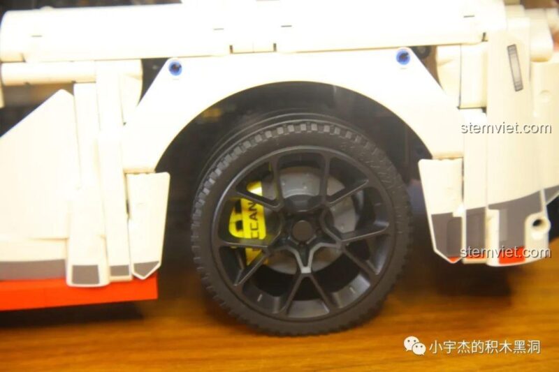 Vòm bánh xe đơn giản và lốp xe được bao bọc hoàn toàn trên mô hình Nissan GTR CaDA 8882, đồ chơi lắp ráp siêu xe GTR