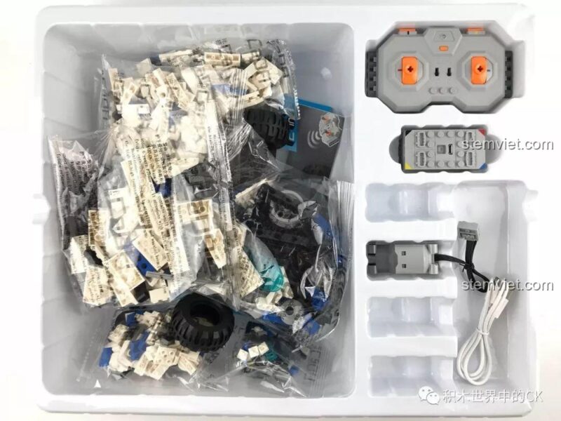 Bên trong hộp sản phẩm CaDA 51028, bao gồm các túi chi tiết, bộ điều khiển, động cơ và pin sạc được sắp xếp gọn gàng.