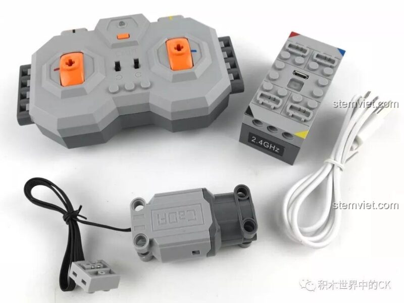 Cận cảnh bộ điều khiển từ xa, pin sạc và động cơ của bộ đồ chơi Robot DADA C51028.