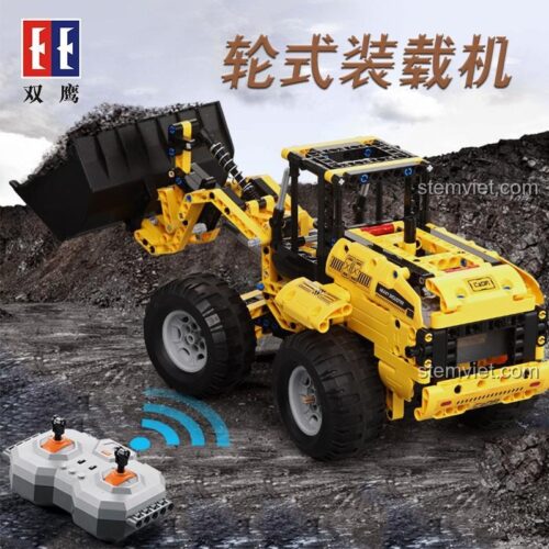 Bộ lắp ráp Xe Xúc Lật CaDA C51058 với bộ điều khiển từ xa 2.4G, giúp bé trải nghiệm cảm giác lái xe công trình thực thụ.