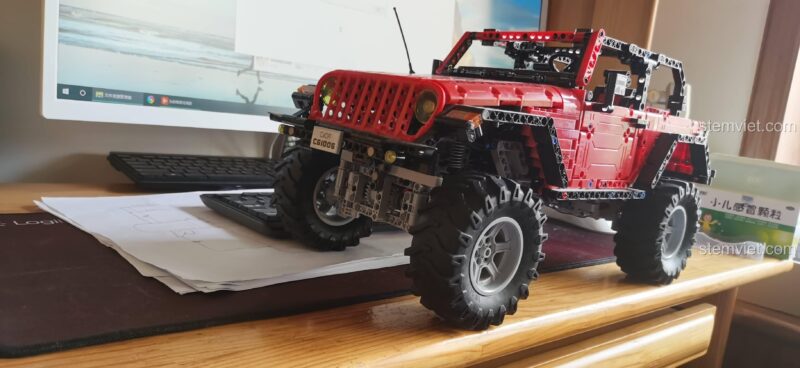 Mô hình CaDA C61006 Xe Jeep Wrangler Rubicon màu đỏ, đồ chơi lắp ghép điều khiển từ xa, thể hiện khả năng chinh phục mọi thử thách, phù hợp bé trai.