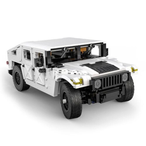 Mô hình hoàn thiện của bộ lắp ráp Xe địa hình Humvee CaDA C61027 màu trắng, góc nhìn từ phía trước bên phải, thể hiện chi tiết lưới tản nhiệt và đèn pha.