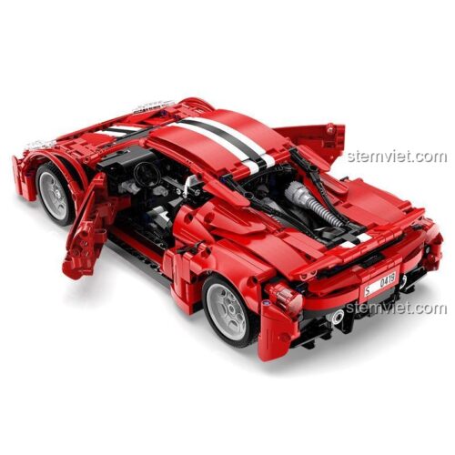 Chi tiết khoang động cơ của đồ chơi mô hình CaDA C61049 Ferrari 488 Red Devils, thể hiện các chi tiết máy móc phức tạp.