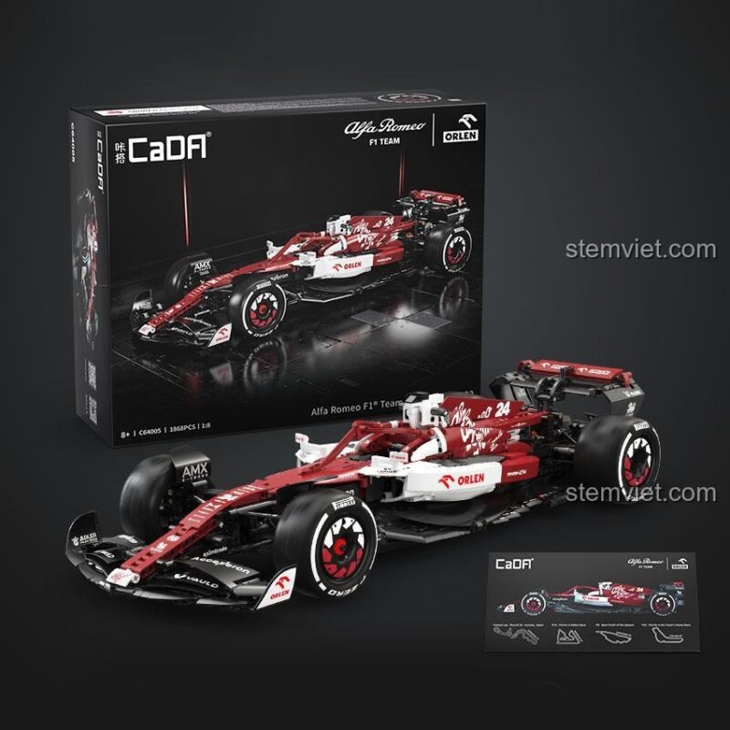 Hộp sản phẩm, mô hình hoàn thiện và thẻ thông tin của bộ đồ chơi CaDA C64005 Xe đua F1 Alfa Romeo.
