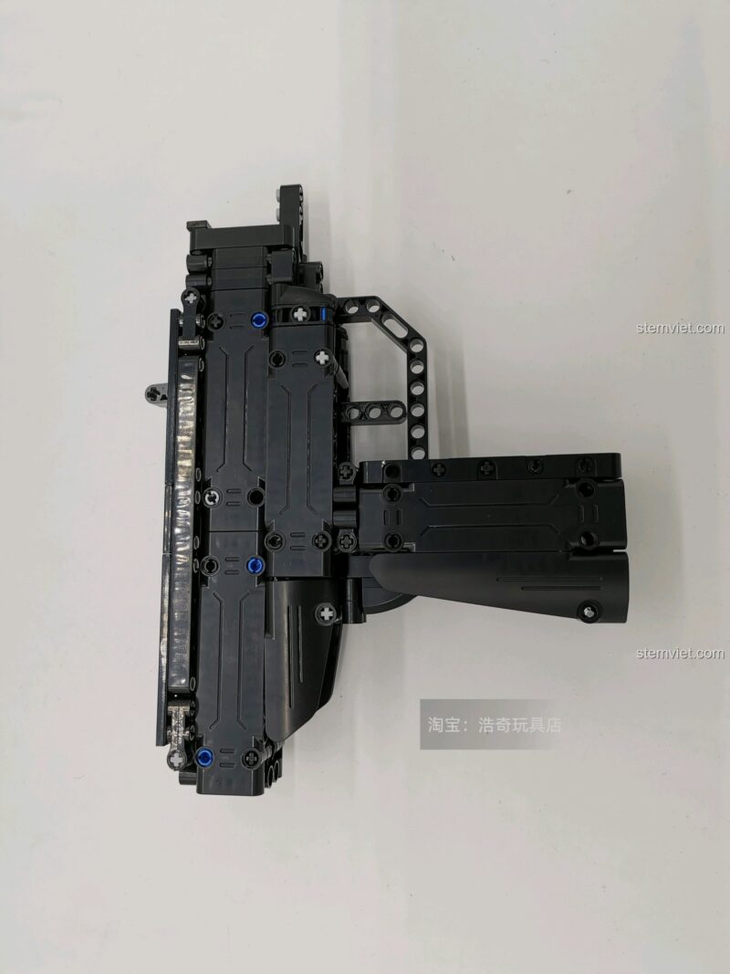 Mô hình súng UZI CaDA C81008 hoàn thiện phần tay cầm, thiết kế tiện lợi cho bé trai 8 tuổi.