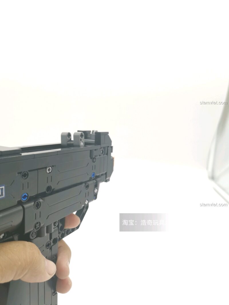 Súng tiểu liên UZI CaDA C81008 có khóa an toàn, đảm bảo an toàn khi chơi cho bé trai 8 tuổi.
