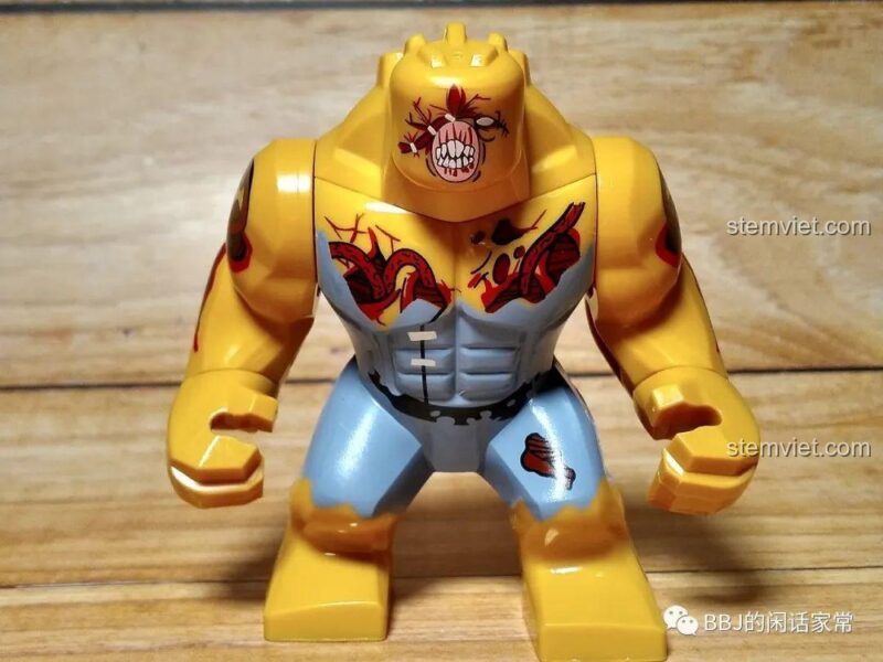 Ảnh chụp bigfig Tyrant (KY316), quái vật trùm cuối trong bộ CAYI 1900, với kích thước vượt trội và vẻ ngoài hung tợn.