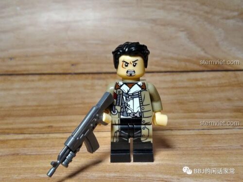 Ảnh chụp cận cảnh minifigure Allen từ set đồ chơi CAYI 1900, một chiến binh trong biệt đội cảnh sát sinh hóa với vũ khí trên tay, biểu cảm cương nghị.