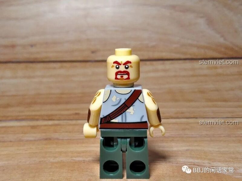 Mặt sau của minifigure Bill với biểu cảm thứ hai, cho thấy sự đa dạng trong bộ sưu tập minifigure Zombie kinh dị 1900.