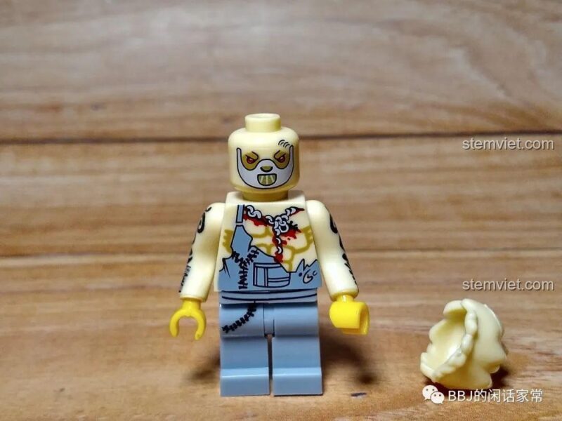 Ảnh chụp minifigure Iron (KY313), một zombie tù nhân với nhiều vết thương.
