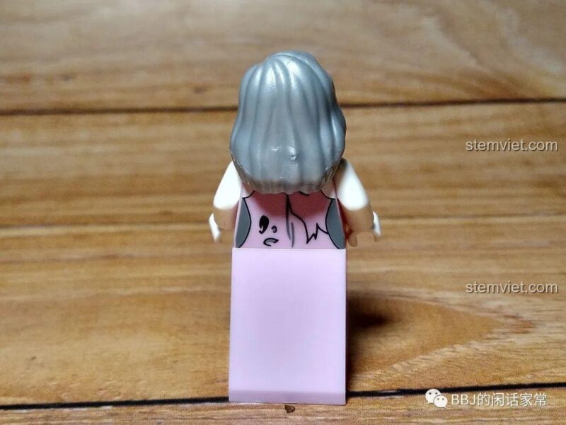 Mặt sau của Jenny, cho thấy phần váy bị rách và vết cắn.