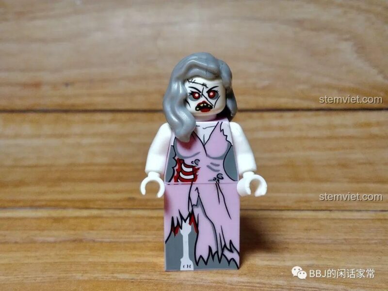 Ảnh chụp minifigure Jenny (KY312), một cô gái zombie trong chiếc váy dạ hội màu hồng rách rưới.