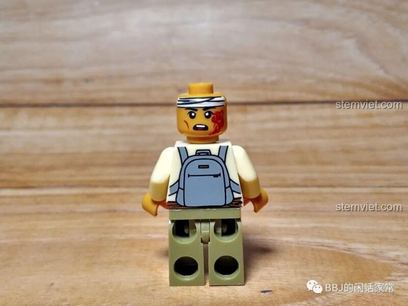Biểu cảm thứ hai của minifigure LiaoRan với vết thương trên mặt, thể hiện sự khốc liệt của cuộc chiến sinh tồn.