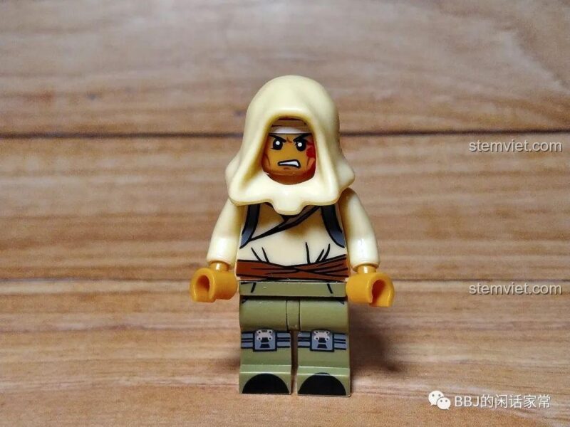 Ảnh chụp minifigure LiaoRan (KY306) trong trang phục sa mạc, một nhân vật sống sót trong bộ đồ chơi CAYI 1900.