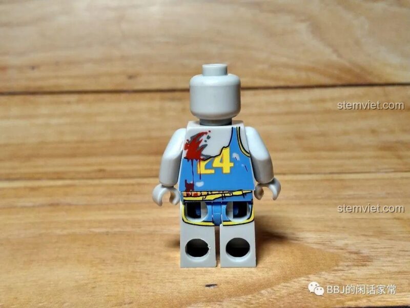 Mặt sau của Player Zombie, với vết máu và số áo 24.
