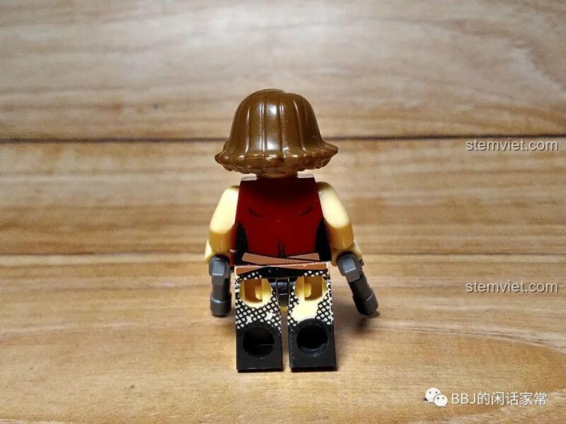 Chi tiết phần lưng của minifigure Su, cho thấy trang phục được in cẩn thận trong set đồ chơi Nhân vật sống sót hậu tận thế.