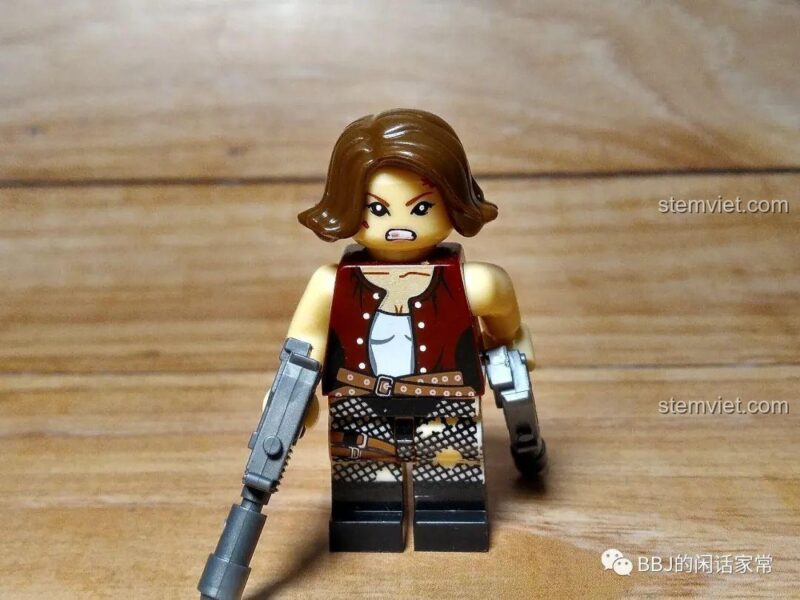 Ảnh chụp cận cảnh minifigure Su từ set đồ chơi CAYI 1900, nữ chiến binh mạnh mẽ với hai khẩu súng lục, thuộc bộ sưu tập minifigure Biệt đội cảnh sát sinh hóa.