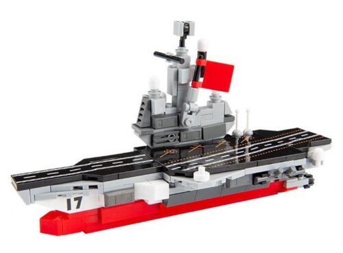 Mô hình chi tiết bộ lắp ráp Tàu sân bay Sơn Đông CAYI 22003 với thân tàu màu đỏ và xám, boong tàu màu đen, dành cho bé trai 6 tuổi.
