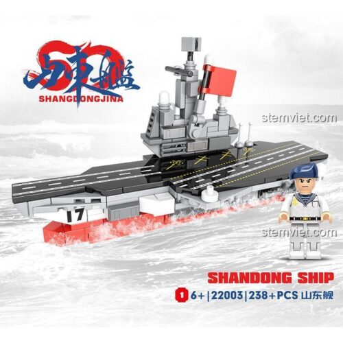 Ảnh quảng cáo đồ chơi mô hình Hàng không mẫu hạm Sơn Đông 22003 của CAYI, có minifigure thủy thủ đứng cạnh, phù hợp làm quà cho con trai.