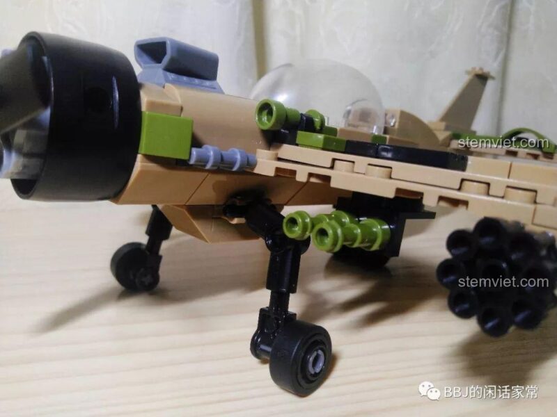 Cận cảnh súng máy gắn dưới cánh của mô hình máy bay CAYI 2205.