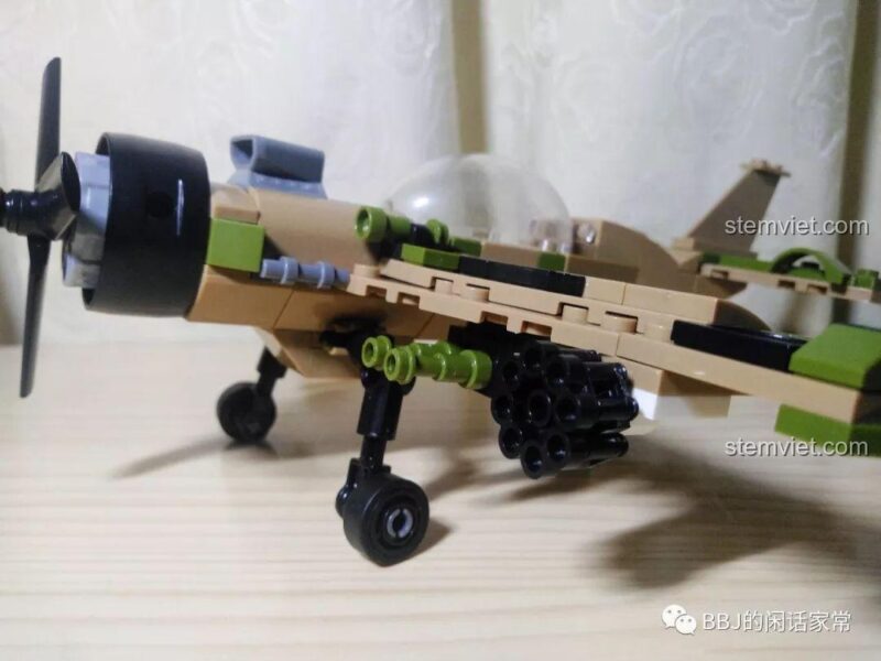 Nhìn từ trên xuống bộ lắp ráp Máy bay quân sự sa mạc CAYI.