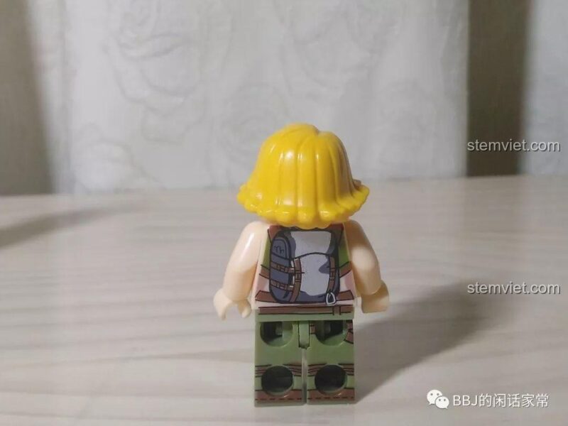 Cận cảnh minifigure nữ phi công tóc vàng cá tính của bộ đồ chơi CAYI 2205.