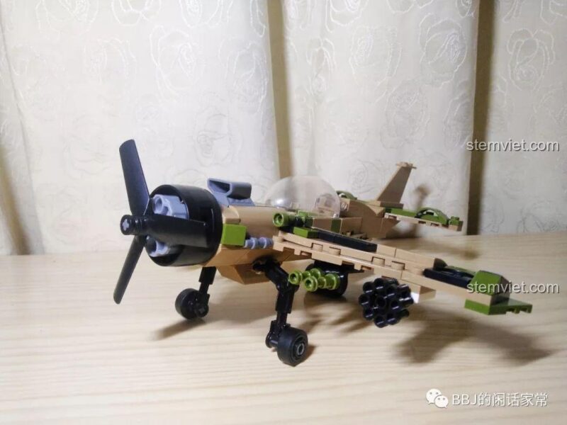 Mặt sau của minifigure nữ phi công với balo được in chi tiết.