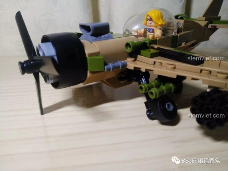 Cấu trúc bên trong buồng lái của đồ chơi mô hình CAYI 2205.