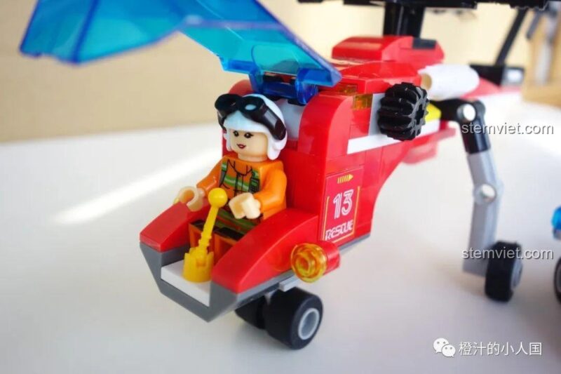 Minifigure phi công ngồi trong buồng lái mở của trực thăng CAYI 2603, sẵn sàng cho nhiệm vụ cứu hộ.
