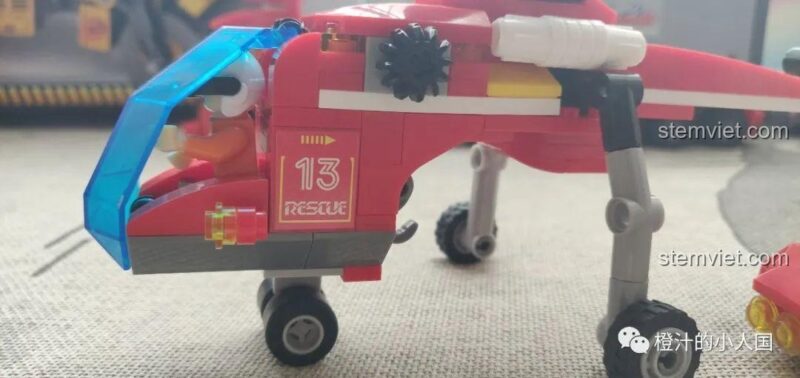 Chi tiết buồng lái và phần thân của trực thăng CAYI 2603 với decal số 13 RESCUE.