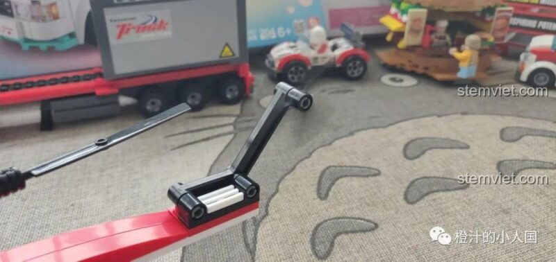 Góc chụp cận cảnh phần thân và càng đáp của trực thăng cứu hộ CAYI 2603.