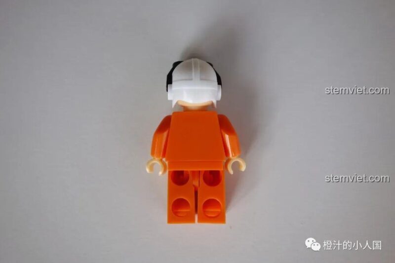 Minifigure lính cứu hỏa phi công của bộ CAYI 2603 nhìn từ phía sau, trang phục màu cam nổi bật.