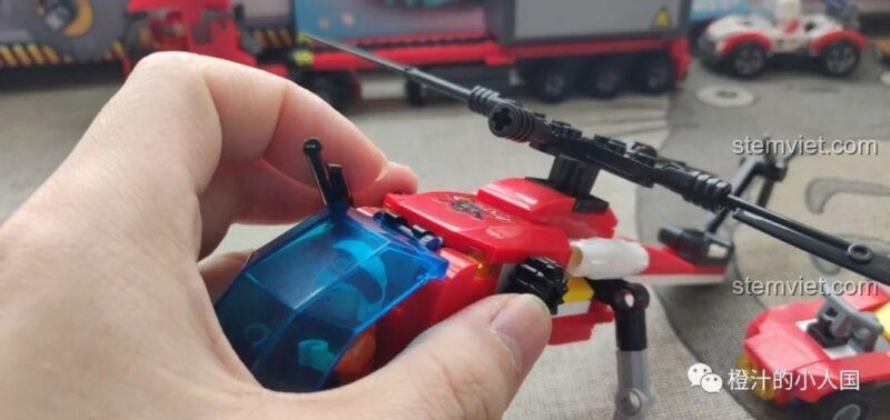 Buồng lái của trực thăng CAYI 2603 có thể mở ra để đặt minifigure phi công vào bên trong.