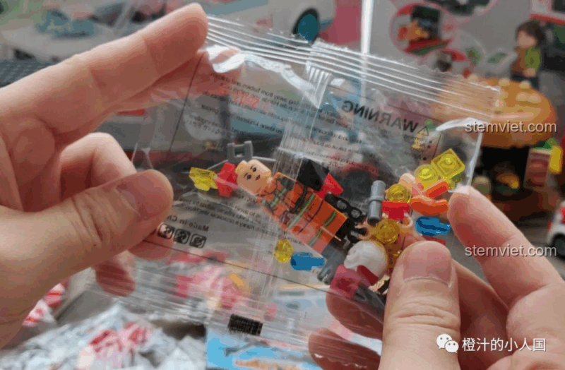 Túi chứa minifigure lính cứu hỏa và các phụ kiện nhỏ trong bộ CAYI 2603 Trực thăng cứu hộ.