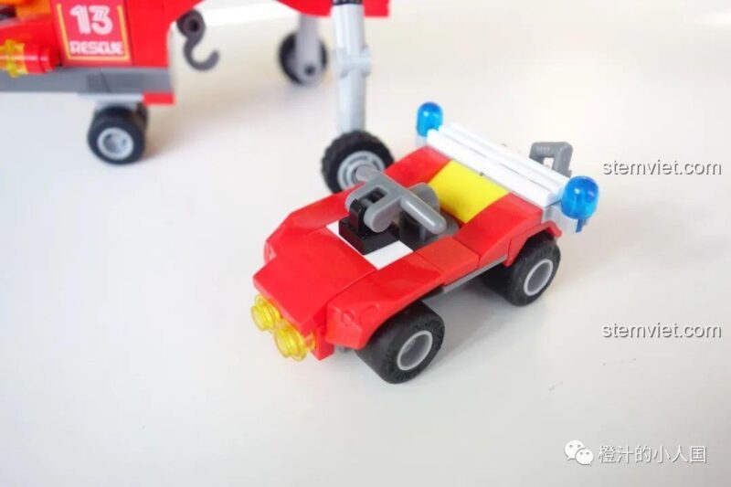 Cận cảnh minifigure phi công trong buồng lái trực thăng CAYI 2603, với cần điều khiển và các chi tiết khác.