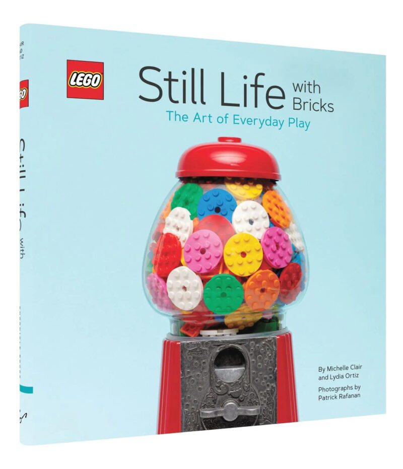 Sách nghệ thuật LEGO Still Life with Bricks: The Art of Everyday Play của Chronicle ISBN9781452179629, bìa sách đầy màu sắc khơi gợi sáng tạo cho thanh niên yêu LEGO®.