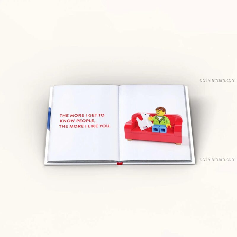 Sách quà tặng tình yêu LEGO® Chronicle sách ISBN 9781452182315, trang sách mở với minifigure và chó trên ghế sofa đỏ, kèm câu nói THE MORE I GET TO KNOW PEOPLE, THE MORE I LIKE YOU., dành cho thanh niên 12 tuổi.