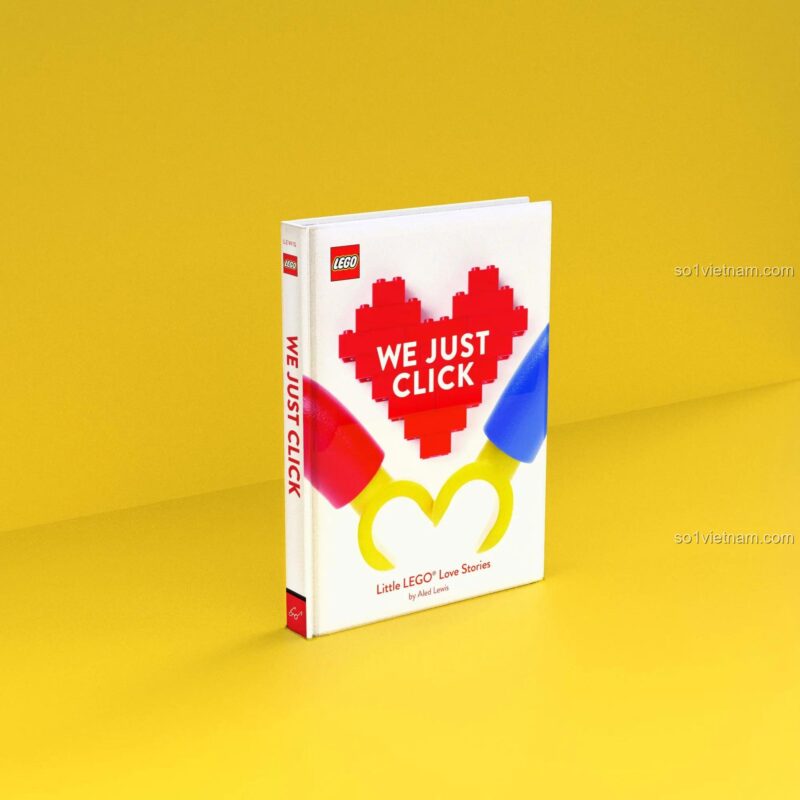 Sách ISBN9781452182315 bộ đồ chơi tình yêu LEGO®, bìa sách với trái tim LEGO® đỏ và hai bàn tay minifigure vàng, xanh, đỏ, góc nhìn nghiêng trên nền vàng, dành cho thanh niên 12 tuổi.