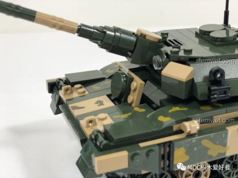 Buồng lái có thể mở của bộ đồ chơi COGO 13384 Xe Tăng Chủ Lực 99A, cho phép đặt minifigure