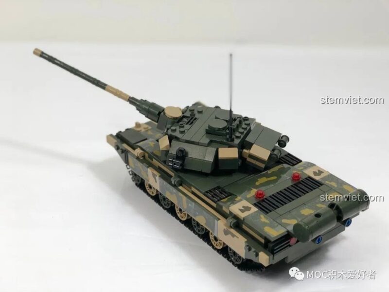 Mô hình hoàn chỉnh COGO 13384 Xe Tăng Chủ Lực 99A từ góc nghiêng, thể hiện chi tiết