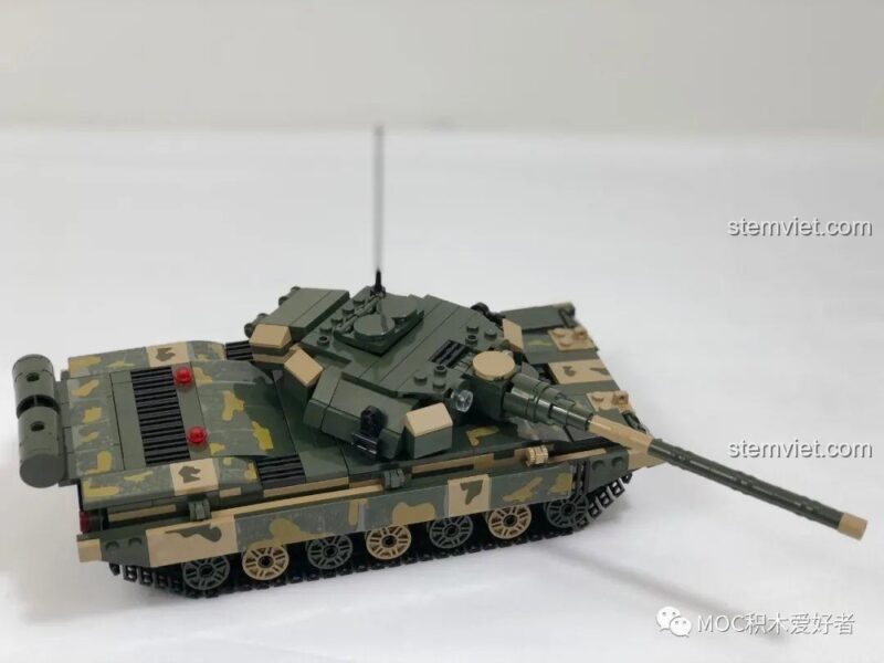 Mô hình hoàn chỉnh COGO 13384 Xe Tăng Chủ Lực 99A từ phía sau, chi tiết ống xả