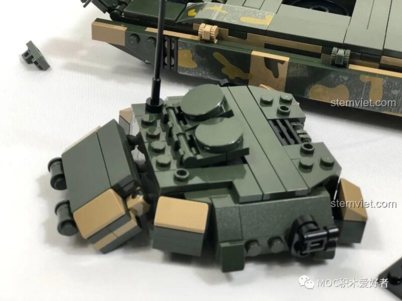 Minifigure lính tăng bên trong buồng lái của bộ lắp ghép COGO 13384 Xe Tăng Chủ Lực 99A
