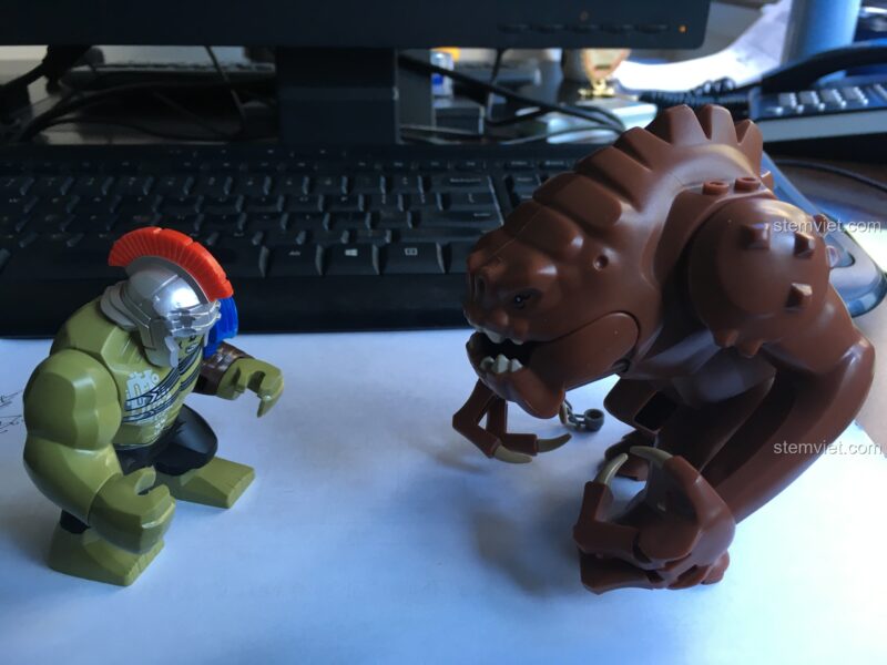 Hulk Đấu Sĩ Decool 0281 đối đầu với quái vật, tạo kịch bản chơi sáng tạo
