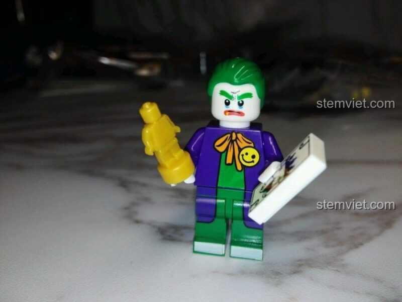 Ảnh review mặt sau của minifigure Joker Oscar Decool 0291, cho thấy mặt cảm xúc thứ hai.
