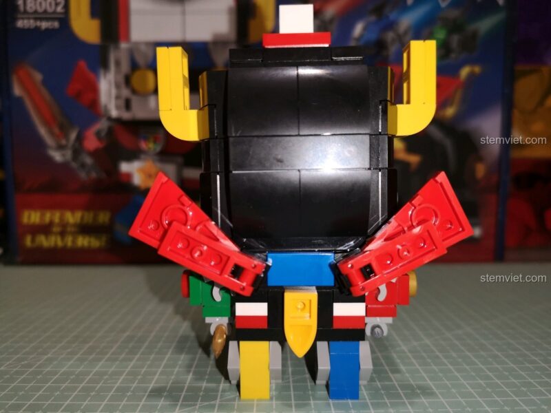 Góc nhìn từ sau của Voltron dưới ánh sáng khác.