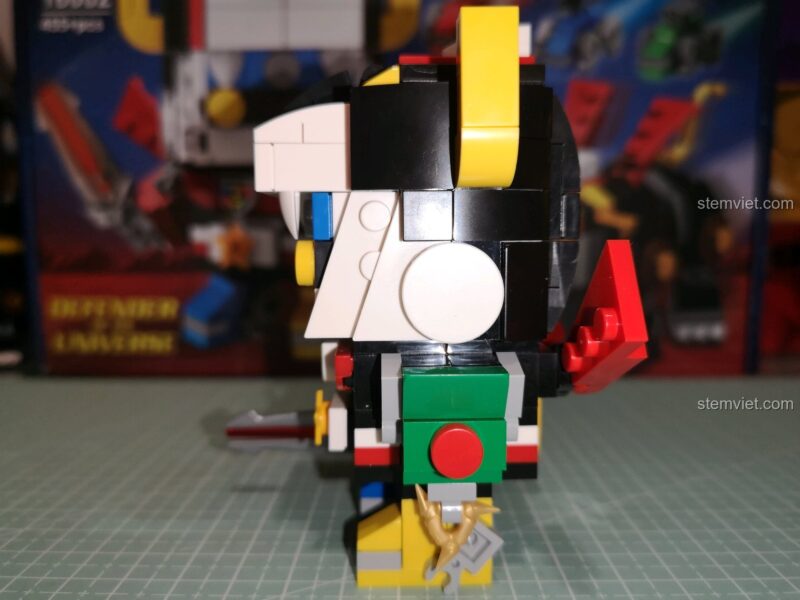 Góc nhìn bên trái của Voltron dưới ánh sáng khác.