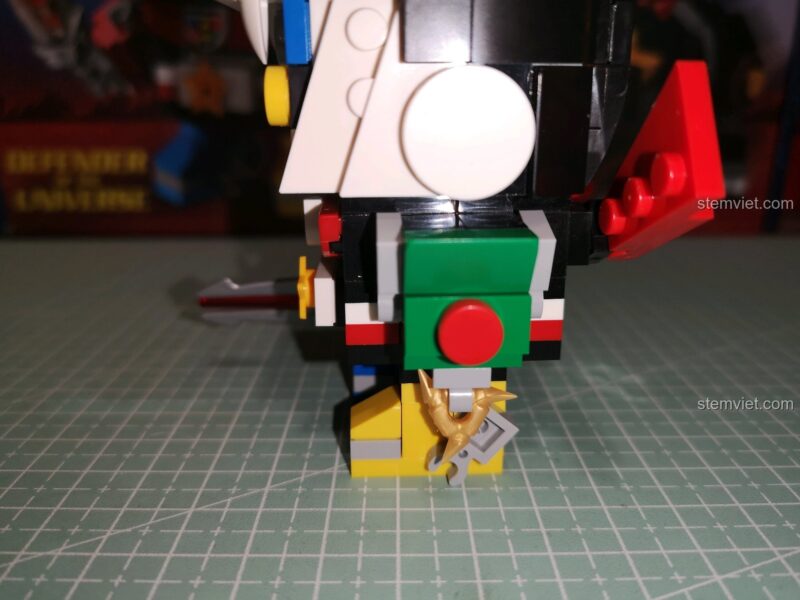 Góc nhìn bên phải của Voltron dưới ánh sáng khác.