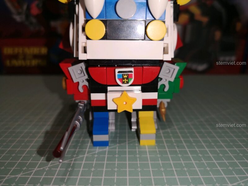 Cận cảnh khuôn mặt Voltron BrickHeadz dưới ánh sáng khác.