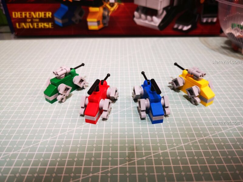 Bốn sư tử máy đầy màu sắc (xanh lá, đỏ, xanh dương, vàng) của bộ Voltron 18002.